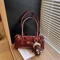 Borsa a bauletto bordeaux lucida con manici lunghi e ciondolo a forma di orsetto - Rosso Vino Con Pendente