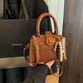 Borsa vintage marrone in pelle lucida con chiusura dorata e ciondolo di perline - Marrone