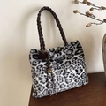 Borsa tote in ecopelliccia leopardata con tracolla intrecciata e pompon decorativo - Bianco e Nero con Pendente