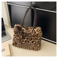 Borsa tote di peluche leopardata con manici intrecciati marroni e ciondolo pompon - Marrone con ciondolo