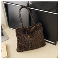 Borsa tote leopardata in ecopelliccia con manici intrecciati e ciondolo in metallo - Caffè con Ciondolo