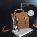 Borsa a tracolla vintage in pelle marrone con patta e grazioso ciondolo a forma di schnauzer - Marrone (Con Ciondolo)