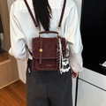 Zaino retrò in pelle opaca rosso scuro con ciondolo schnauzer e nappa a righe decorativa - Rosso Vino (Con Pendente)