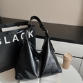 Borsa hobo nera lucida minimalista di grande capacità con trama in pelle cerata - Nero
