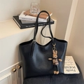 Bolso tote negro grande de cuero PU texturizado con colgante de conejo y asas de hombro - Negro (Con Colgante)