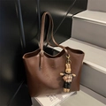 Bolso tote marrón grande con correas ajustables y un colgante de conejo de peluche - Café (Con Colgante)