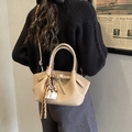 Khakifarbene Bucket Bag mit Litschistruktur, Kaffee-Anhänger und Schultergurt - Mit Anhänger / Khaki