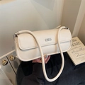 Bolso baguette chic blanco crema con hebilla plateada y acabado en cuero retro - Blanco de Soja