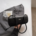 Bolso baguette minimalista de cuero negro con logo B plateado y correa delgada - Negro