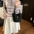 Bolso tipo cubo clásico de cuero negro con cierre plateado y asas dobles para mujer - Negro