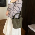 Bolso tipo cubo minimalista verde oscuro en cuero con cierre metálico clásico - Verde