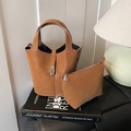 Conjunto de bolso de hombro marrón con neceser a juego y hebilla plateada moderna - Marrón