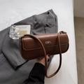 Bolso baguette de cuero marrón oscuro con logo plateado y correa cilíndrica de hombro - Marrón