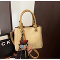 Détail du sac seau beige à motif litchi avec poignée nouée et breloque ours brun - Beige Avec Pendentif