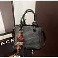 Détails du sac seau en denim gris vintage avec breloque ours et sangle en cuir - Noir avec pendentif