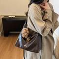 Bolso de hombro en cuero café oscuro con cadena dorada y colgante de peluche - Con Colgante / café