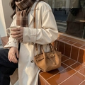 Bruine vintage shopper met ruitpatroon en gouden gesp gedragen door een model in trenchcoat - Bruin