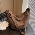 Sac bandoulière en toile à carreaux marron avec sangle réglable et forme demi-lune - Marron