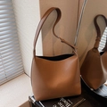 Braune Beuteltasche aus Leder mit Litschi-Maserung und verstellbarem Schultergurt - Cappuccino
