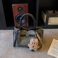 Détail d'un sac cabas vintage en toile avec anses cuir et pendentif chiot peluche - Avec Pendentif / Noir