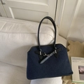 Borsa tote retrò in tela blu scuro con manici in pelle su un divano bianco - Blu Tramonto