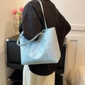 Borsa tote celeste in ecopelle con stampe di conigli indossata a tracolla - Verde