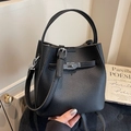 Schicke schwarze Beuteltasche mit Litschi-Maserung, Drehverschluss und Schultergurt - Schwarz
