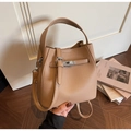 Schicke khakifarbene Beuteltasche aus genarbtem Leder mit silberner Schnalle und Gurt - Khaki