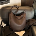 Borsa a spalla minimalista in pelle martellata marrone scuro con cuciture a contrasto - Marrone