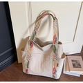 Detalle de bolso tote de lona beige con asas bordadas de flores y bolsillos laterales - Blanco Roto