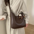 Grande borsa a tracolla vintage in pelle marrone scuro con ciondolo indossata da modella - Con Ciondolo / Marrone