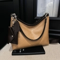 Detail van de camelkleurige tote bag met mini-portemonnee en zilverkleurige accenten - Color Block