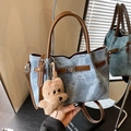 Sac cabas en denim bleu rétro avec sangles en cuir marron et breloque chien peluche - Avec Pendentif / Bleu Denim