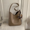 Borsa a spalla marrone minimalista capiente con ciondolo bassotto e tracolla larga - Con Ciondolo / Cachi