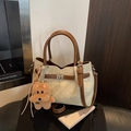 Sac à main rétro en similicuir crème avec anses brunes et charm d'ours en peluche - Avec Pendentif / Blanc Cassé