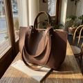 Bolso tote marrón de piel con grabado litchi con asas dobles y bandolera sobre una mesa - Bolso Tote con Grano de Lichi (HK-6020) / Marrón
