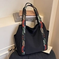 Bolso tote de lona negra con correas anchas bordadas con flores de colores vivos - Negro