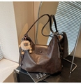 Dettaglio della borsa tote vintage marrone scuro con ciondolo a pecora e chiusura - Caffè (Con Ciondolo)