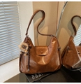 Dettaglio della borsa Hobo marrone scuro in ecopelle lucida con ciondolo a leoncino - Marrone (Con Ciondolo)