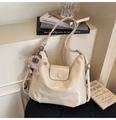 Dettaglio borsa a tracolla color crema in PU con patta magnetica e ciondolo a orso - Bianco Sporco (Con Ciondolo)