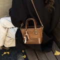 Petit sac seau marron foncé avec patchwork en daim et breloque en perles de bois - Marron