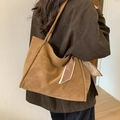 Grande borsa tote retrò marrone chiaro in scamosciato con un elegante dettaglio a pois - Borsa Tote Marrone (Con Foulard) / Marrone