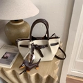 Detalle de bolso tote crema y marrón con amuleto de perro salchicha y de béisbol - Con Colgante / Blanco