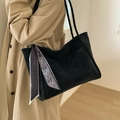 Borsa tote in pelle nera opaca con foulard paisley, borsa a spalla grande da donna - Borsa Tote Nera (Con Foulard) / Nero
