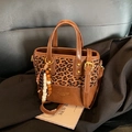 Sac seau à imprimé léopard marron avec patchwork en cuir et pendentif à gland - Léopard Brun