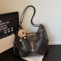Grande borsa a spalla hobo retrò marrone scuro con un simpatico ciondolo a pecora peluche - Nero (Con Ciondolo)
