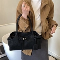 Borsa tote classica in pelle nera con fibbia dorata e doppi manici per l'uso quotidiano - Nero