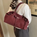 Borsa tote vintage in pelle bordeaux indossata a spalla con fibbia minimalista - Borgogna