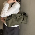 Borsa tote verde scuro opaca in finta pelle con fibbia dorata portata a spalla - Verde