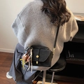 Bolso vintage negro mate con colgante de oso de peluche y herrajes dorados - Con Colgante / Negro
